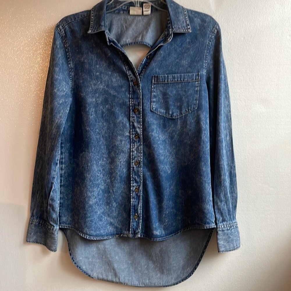 Mudd v-neck button front long sleeve acid wash open back tunic top size medium